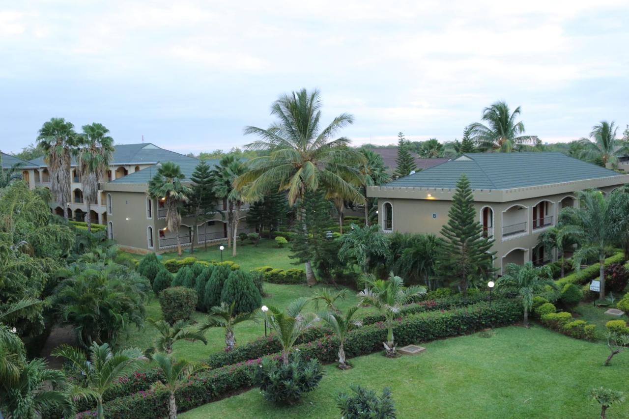 Palm Oasis Resort Garissa Exterior foto