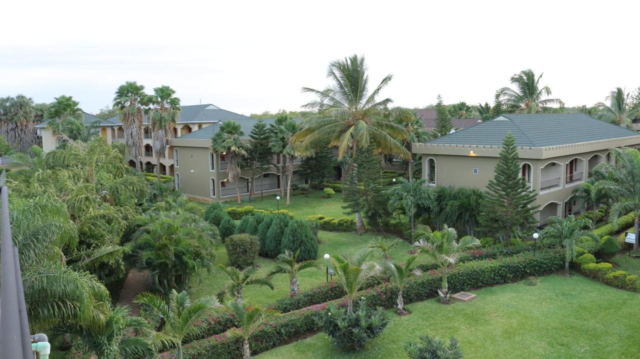 Palm Oasis Resort Garissa Exterior foto